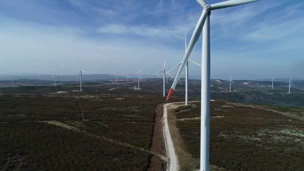 Vista aérea de molinos de viento en el parque eólico en rotación — Vídeos de Stock
