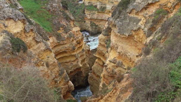 Acantilados de roca y olas en el Algarve, Portugal — Vídeo de stock