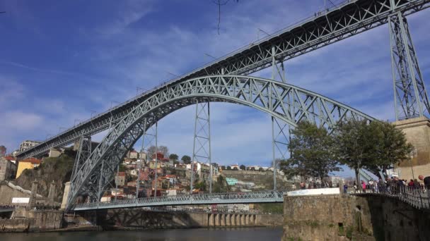 Douro river and the Dom Luis Bridge in Porto — Stock Video