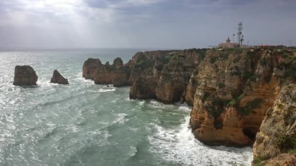 Fyrtorn på klippor och vågor i Portugal — Stockvideo