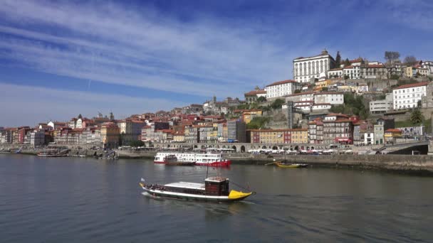 Traditionell båt som seglar på Dourofloden Porto — Stockvideo