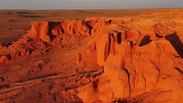 Горящие скалы Баянзага на закате в Монголии — стоковое видео