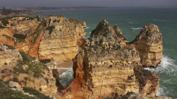 Rotskliffen en golven in de Algarve, Portugal — Stockvideo
