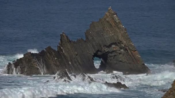 Sea waves and volcanic rock with hole — Stock Video