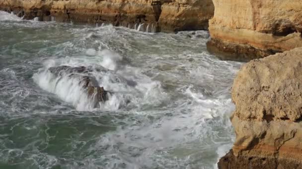 Rotskliffen en golven in de buurt in Algarve Portugal — Stockvideo