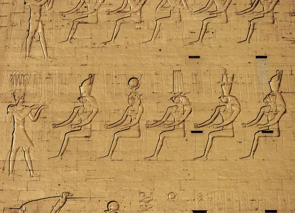 Antik tapınaktaki hiyeroglif oymalar — Stok fotoğraf