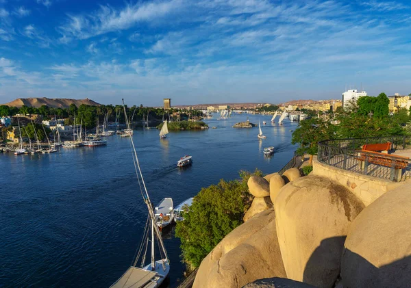 Felucca boten op Nijl rivier in Aswan — Stockfoto