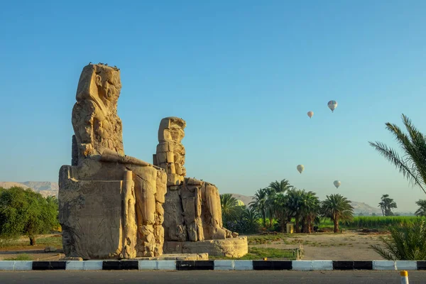Kolossi av Memnon statyer och ballonger — Stockfoto