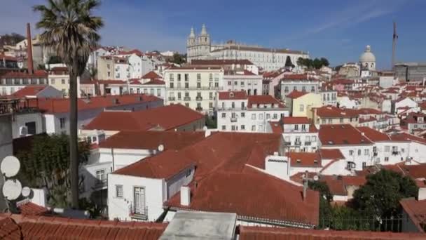 Historiska gamla stadsdelen Alfama i Lissabon — Stockvideo