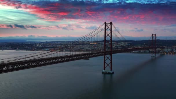 Міст 25 квітня з автомобілем після заходу сонця — стокове відео