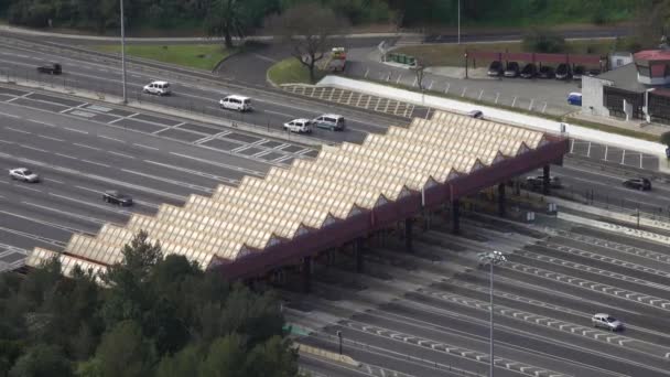 Vista aérea del punto de cobro de peajes en la autopista — Vídeos de Stock