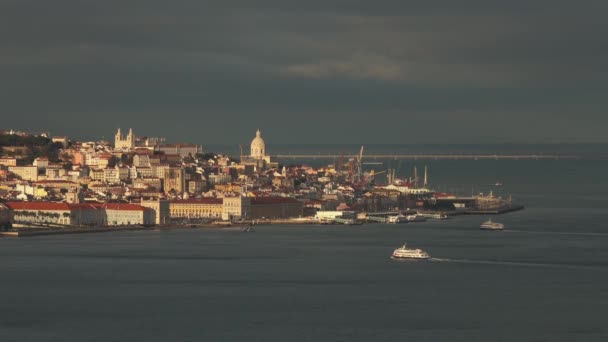 Luchtfoto van het oude centrum van Lissabon bij zonsondergang — Stockvideo