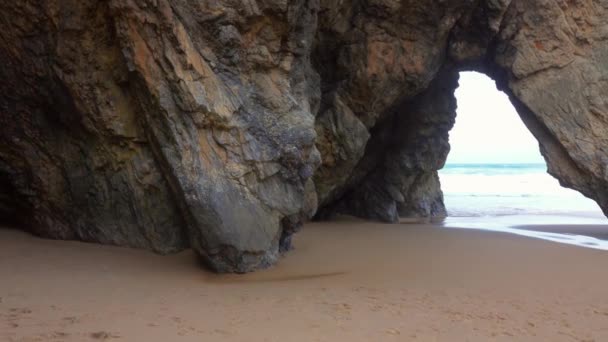 Піщаний пляж Praia da Adraga в Португалії. — стокове відео
