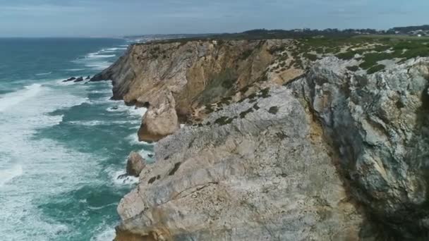 Costa atlântica com penhascos e ondas de rocha — Vídeo de Stock