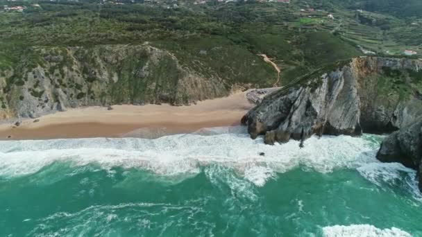 Вид з повітря на пляж Прая да Адрага і скелі — стокове відео