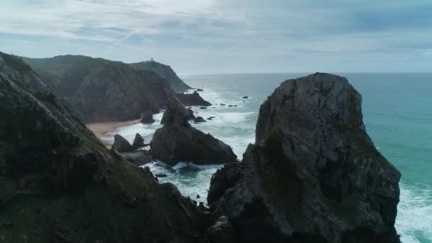 Kayalıkların ve deniz fenerinin havadan görünüşü — Stok video