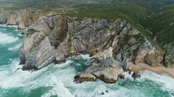 Oceaan golven en rotsen aan de Atlantische kust — Stockvideo