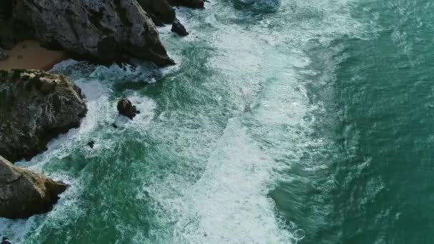 Atlantik kıyısındaki okyanus dalgaları ve kayalar — Stok video