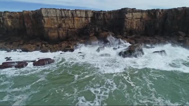 Atlantische kust met rotsen en golven — Stockvideo