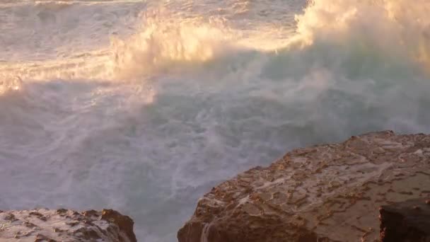 Великі бризки Атлантичного океану при заході сонця. — стокове відео