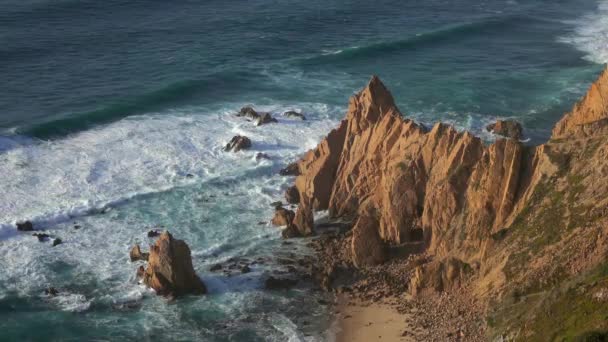 Zeegolven en rotsen in Portugal — Stockvideo