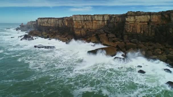 Costa atlântica com penhascos e ondas de rocha — Vídeo de Stock