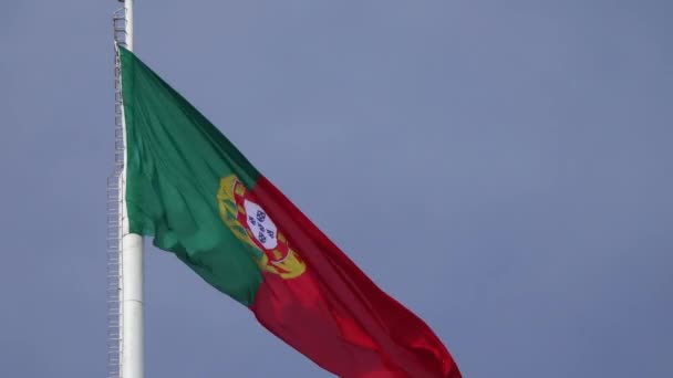 Bandera de Portugal en el viento, Lisboa, Portugal — Vídeos de Stock