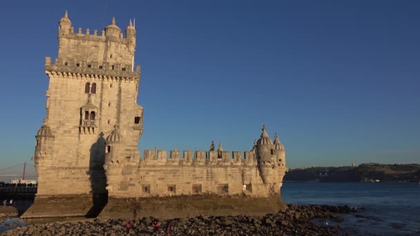 Torre Belem y río Tajo al atardecer en Lisboa — Vídeos de Stock