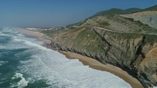 Ondas oceânicas e bela praia em Portugal — Vídeo de Stock