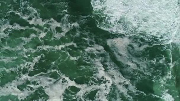 Vista aérea sobre las olas del océano y la playa de arena — Vídeos de Stock