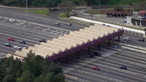 Flygfoto över vägtullstationen på motorvägen — Stockvideo