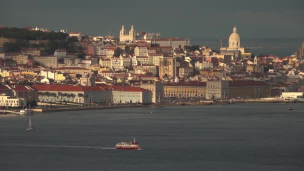 Вигляд з літака на старий центр міста Лісабон на заході сонця. — стокове відео