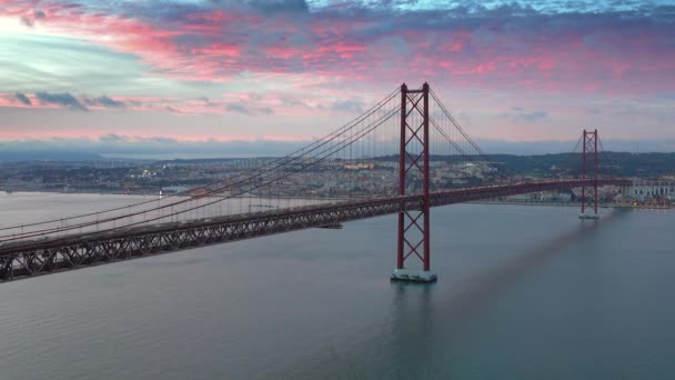 Most z 25. dubna s automobilovou dopravou po západu slunce — Stock video