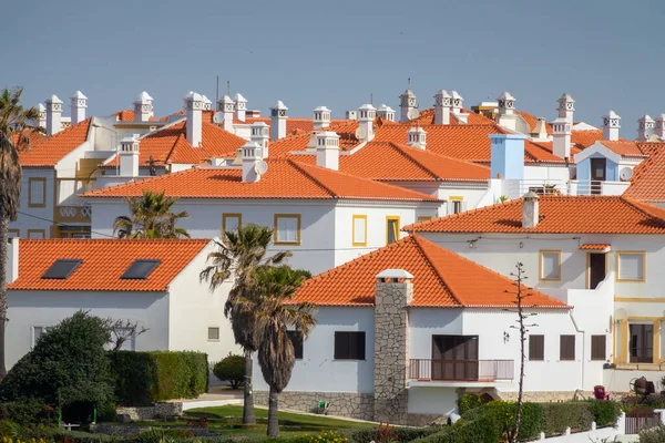 Telhados de pequenas casas de cidade em Portugal — Fotografia de Stock