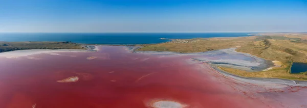 Różowe jezioro Chokrak w pobliżu Morza Czarnego — Zdjęcie stockowe