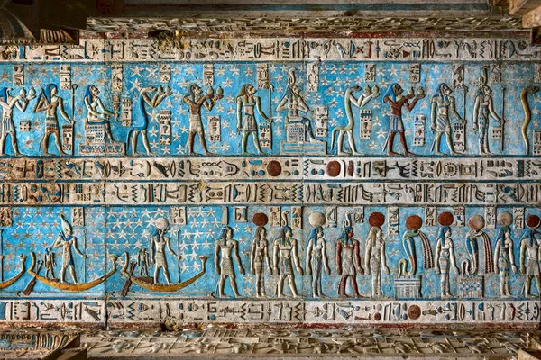 Hieroglyphic egypt carvings on ceiling — Stock Photo, Image