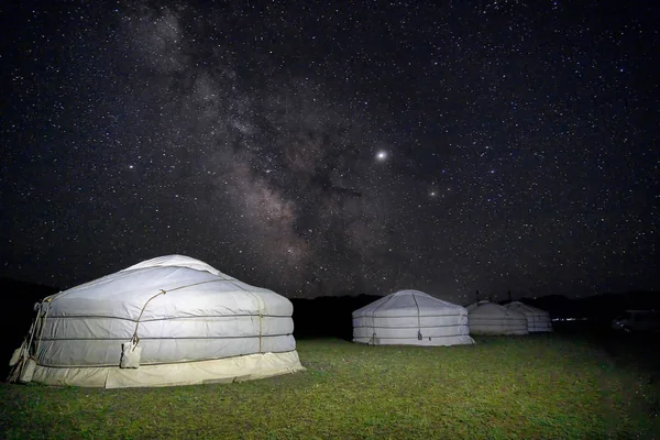 Млечный путь над лагерем беженцев в Монголии — стоковое фото