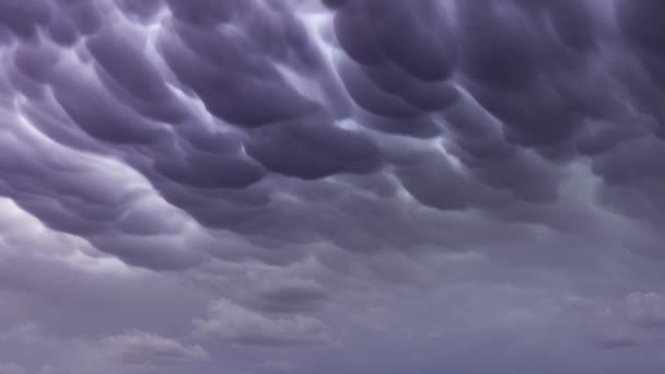 Mammatus bulutlarının oluşumu dramatik bir gökyüzü — Stok video