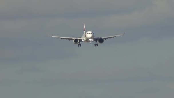 Passagierflugzeug vor der Landung — Stockvideo