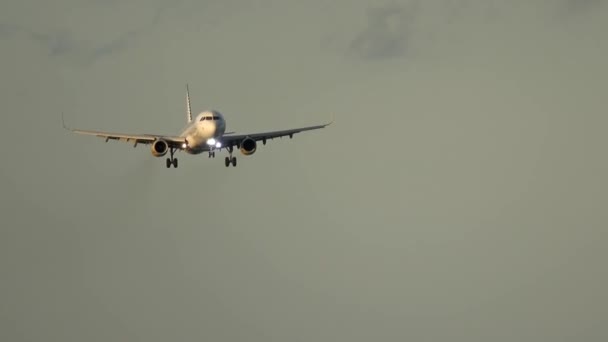 Пассажирский самолет перед посадкой — стоковое видео