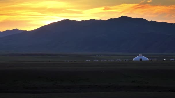 Montagnes et yourtes traditionnelles après le coucher du soleil — Video