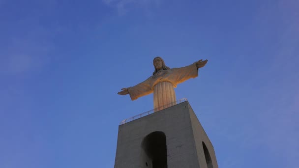 Statue du Christ Roi contre un ciel bleu avec des nuages — Video