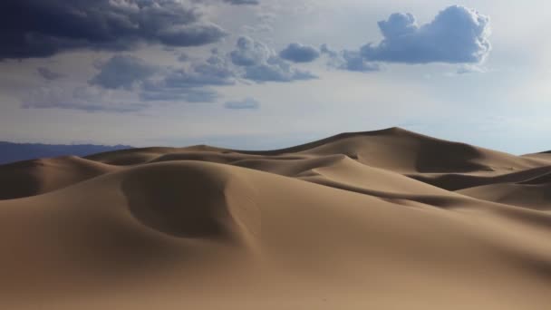 Sanddünen in der Wüste Gobi bei Sonnenuntergang — Stockvideo
