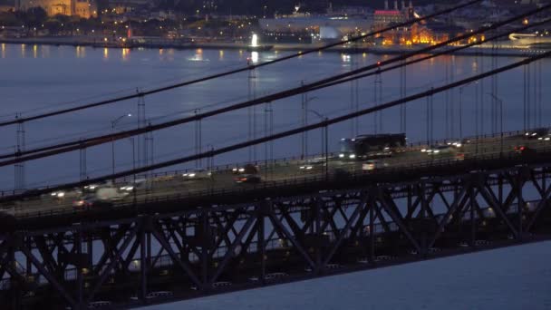 Γέφυρα της 25ης Απριλίου με κίνηση το βράδυ — Αρχείο Βίντεο