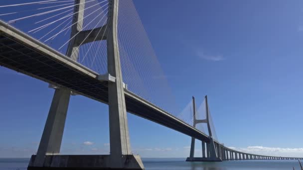 Мост Васко да Гама в Лиссабоне, Португалия, панорама — стоковое видео