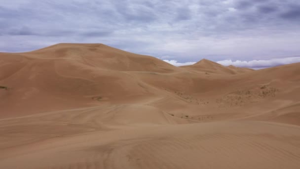 고비 사막에 있는 모래 언덕의 전경 — 비디오