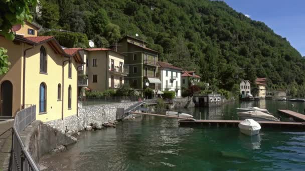 Maisons multicolores en ville sur la rive du lac de Côme — Video