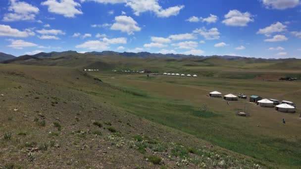 Iurtes tradicionais entre montes na Mongólia — Vídeo de Stock