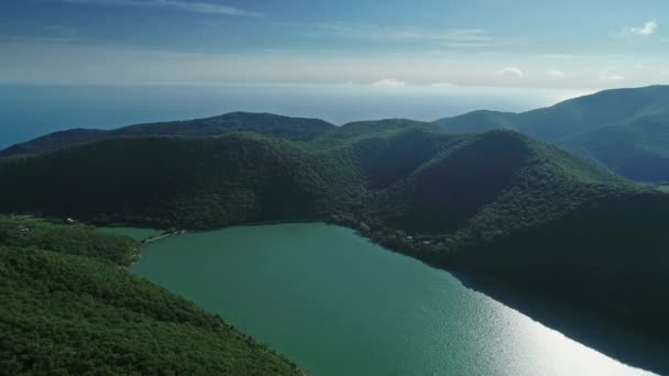 Lago Abrau in montagne caucasiche e Mar Nero — Video Stock