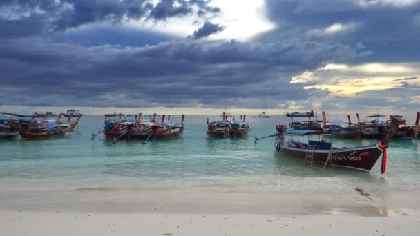 Long tail boats at white beach and storm clouds — Stock Video